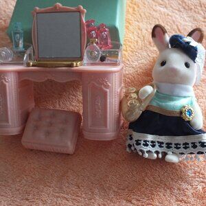 Calico Critters Town Series Beauty Set and Hopscotch Rabbit